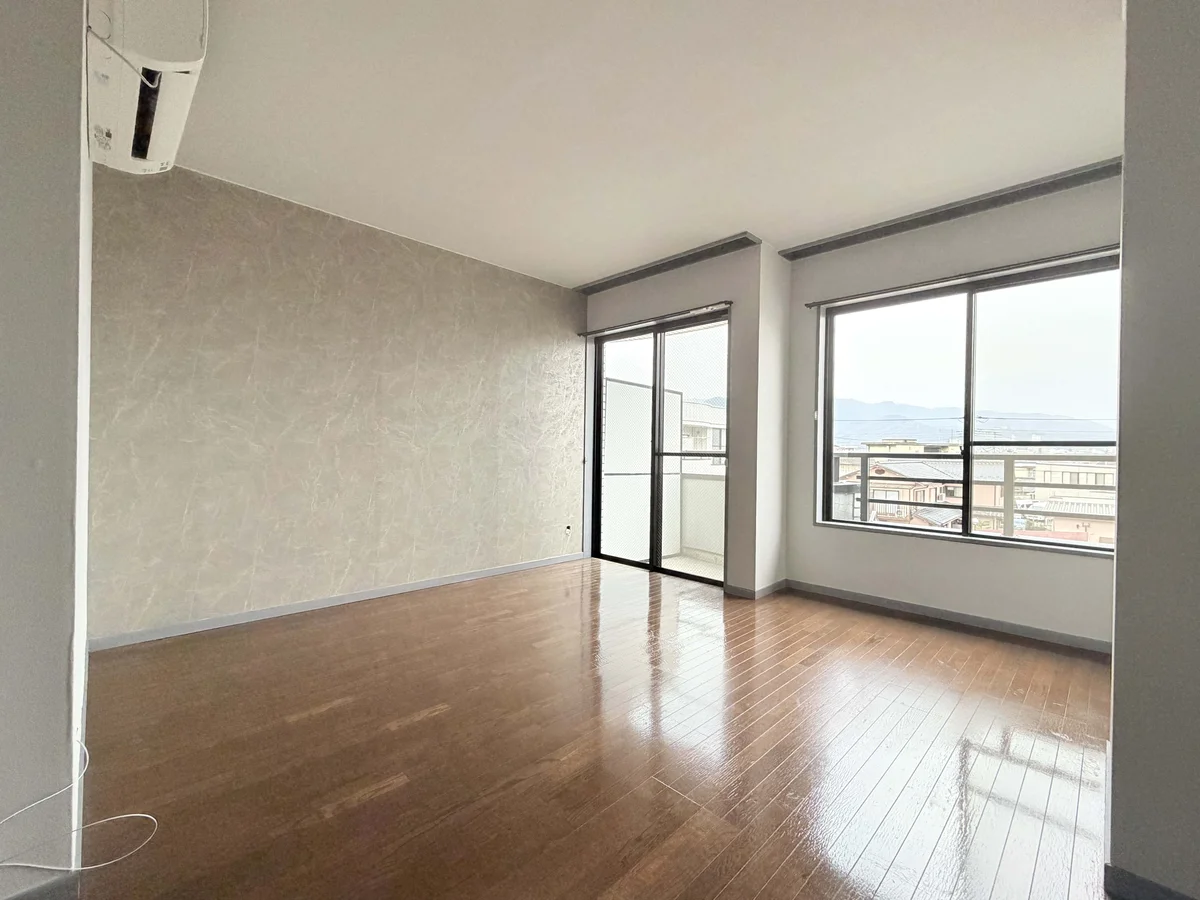 採光のよい明るい部屋にグレーを基調とした内装で落ち着いた空間に