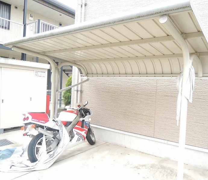 屋根付き駐輪場完備