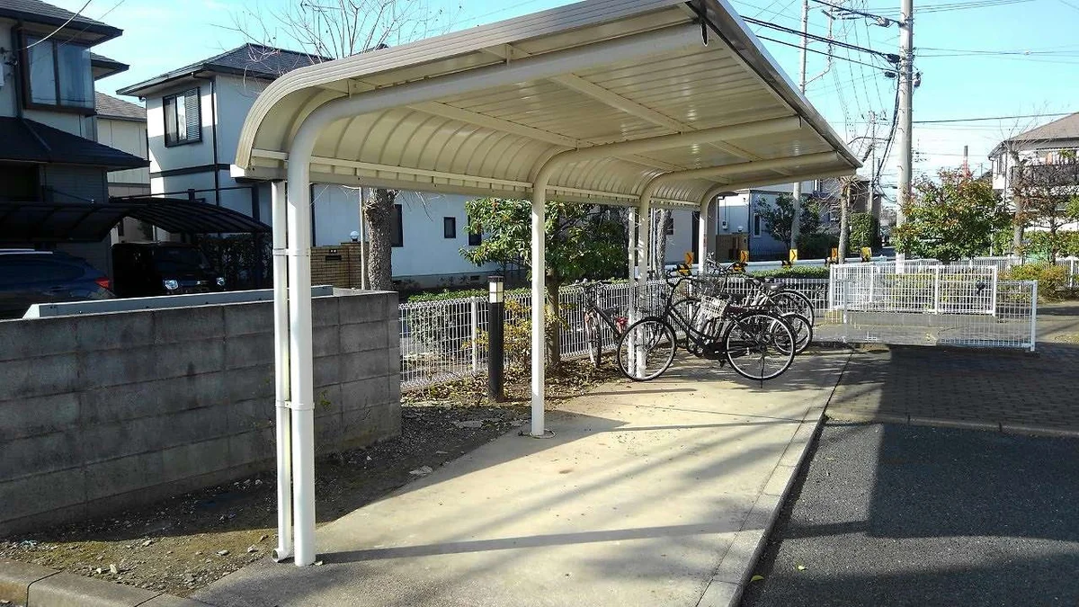 屋根付き駐輪場完備