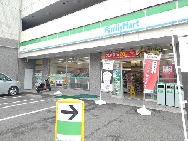 ファミリーマートまで210m