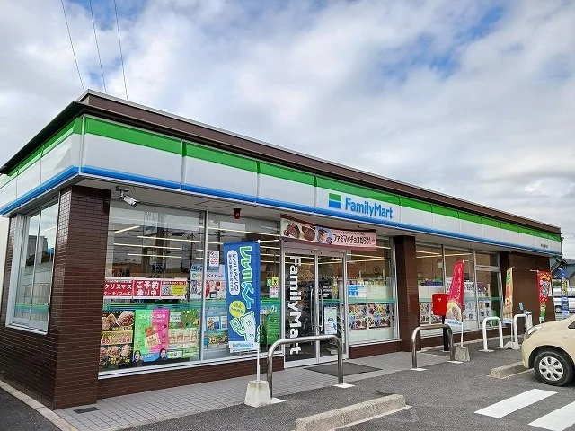 ファミリーマート阿久比植大店まで875m