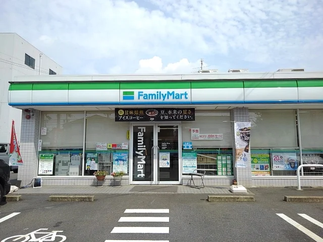 ファミリーマートまで60m