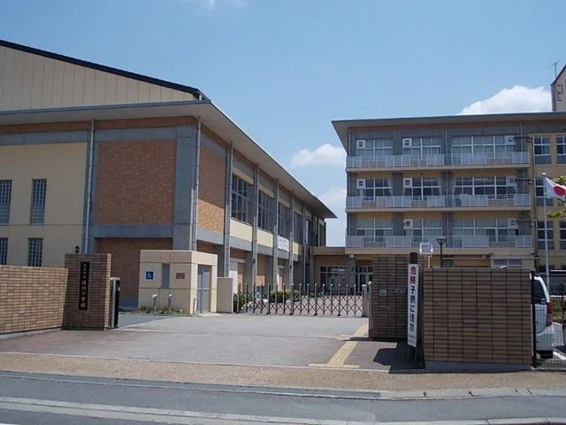 渋川小学校まで845m