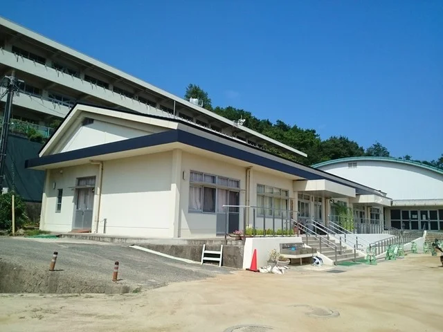 下津井西小学校まで1100m