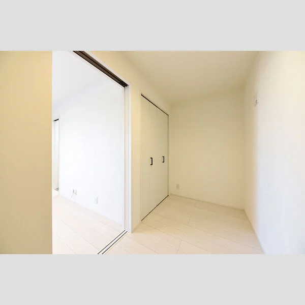 家具家電・雑貨品消耗品等、設置前の室内写真となります。