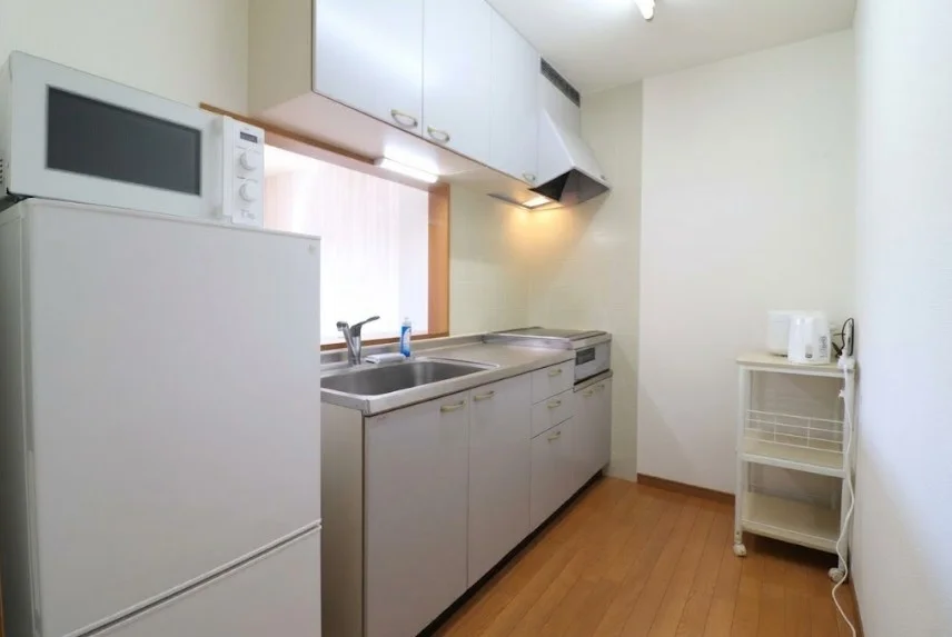自炊派も納得の調理スペースと収納力を備えたキッチン。 コンロ・冷蔵庫・電子レンジ・調理器具を標準装備。新居浜の地元食材を使った料理がすぐに始められ、外食続きになりがちな長期出張中の健康管理と滞在費の節約に貢献します。