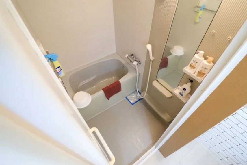 しっかりお湯に浸かれる清潔感あふれるセパレート浴室。 トイレと別になった独立バスルームで、1日の汗と疲れをすっきり洗い流せます。お湯張り機能付きで、季節を問わず快適なバスタイムを提供します。