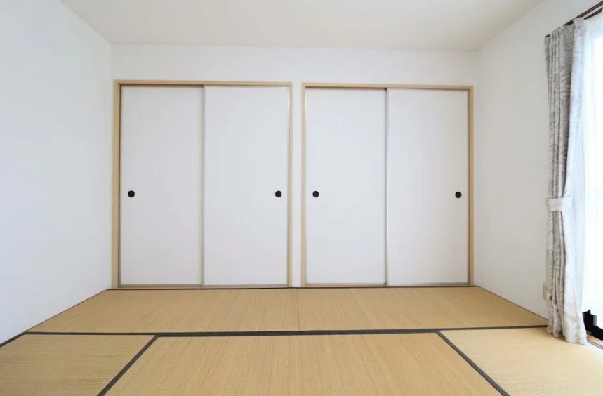 用途に合わせて柔軟に使えるセカンドルーム。 長期滞在時のスーツケースや大型備品の保管場所としてはもちろん、2名入居時の独立した寝室やオンライン会議用スペースとしても活用可能。ゆとりある2DKならではのフレキシブルさが魅力です。
