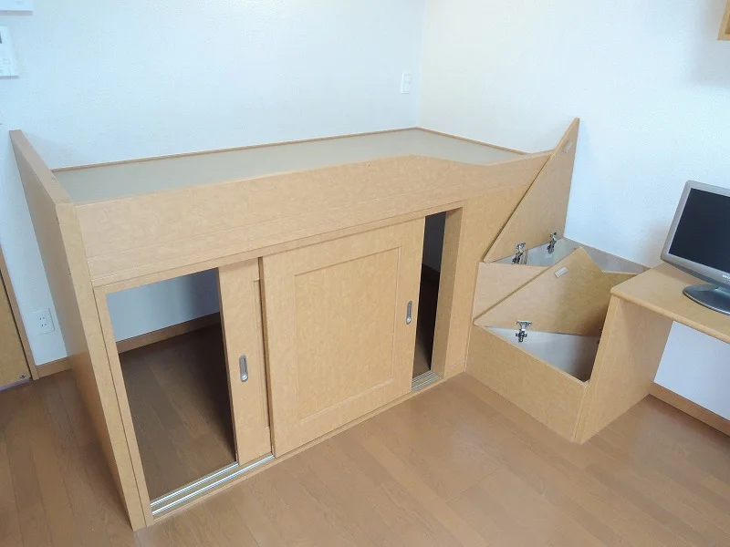 備え付けのベッド