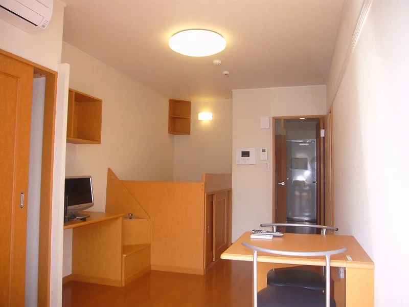 収納付きベット・テレビ・クローゼット･机･イス