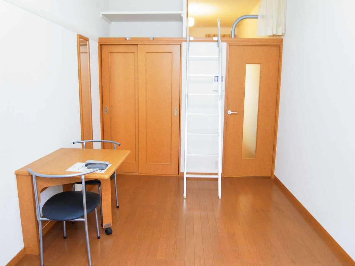 ロフト付きで天井が高く開放感があります。