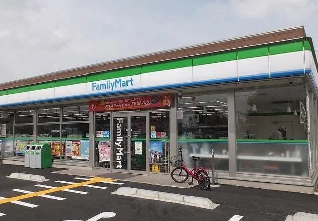 ファミリーマートまで650m