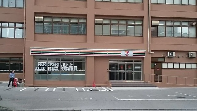 セブン-イレブン 壺川駅前店まで220m