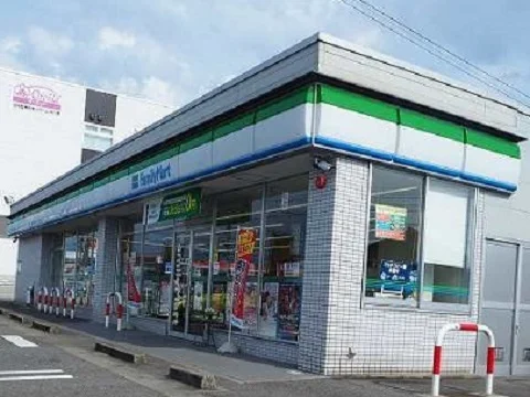 ファミリーマート富山中川原店まで500m
