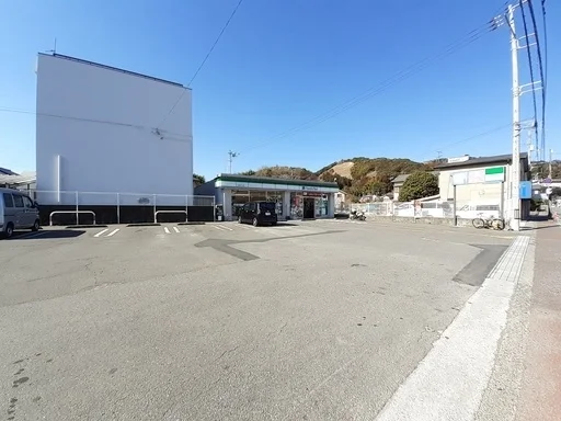 ファミリーマート 高知万々店まで300m