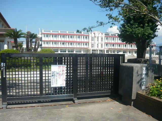 笠野原小学校まで800m