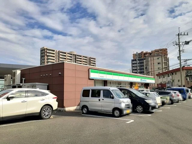 ファミリーマートまで270m