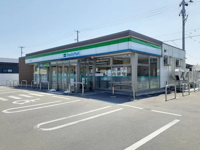 ファミリーマート長井舟場店まで80m