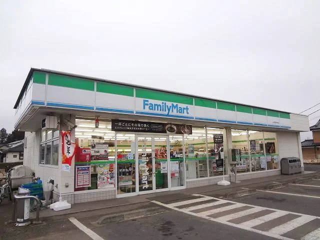 ファミリーマートまで850m