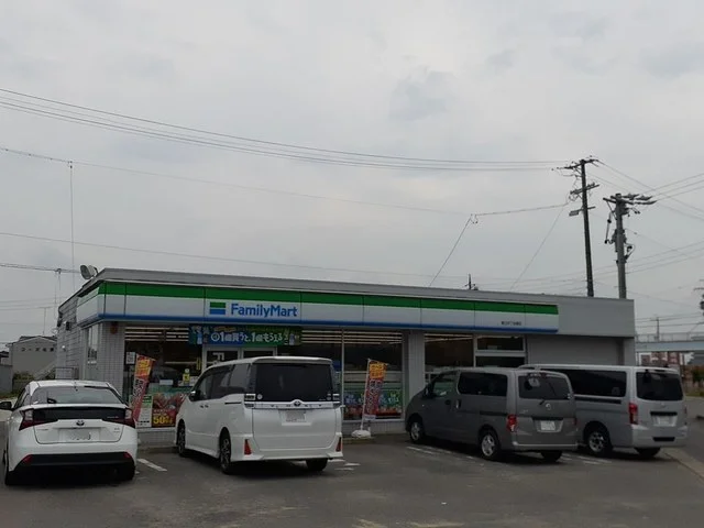 ファミリーマートまで577m