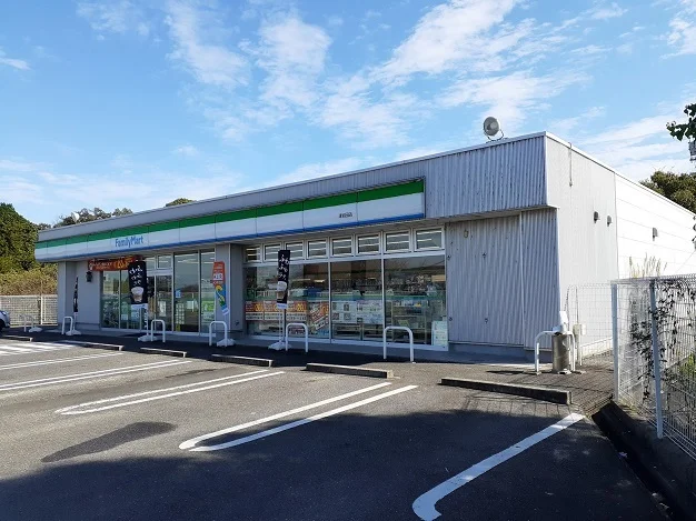 ファミリーマート津岩田店まで600m