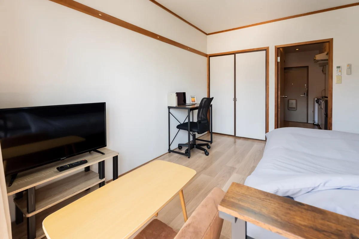 ローテーブル、座椅子あります。