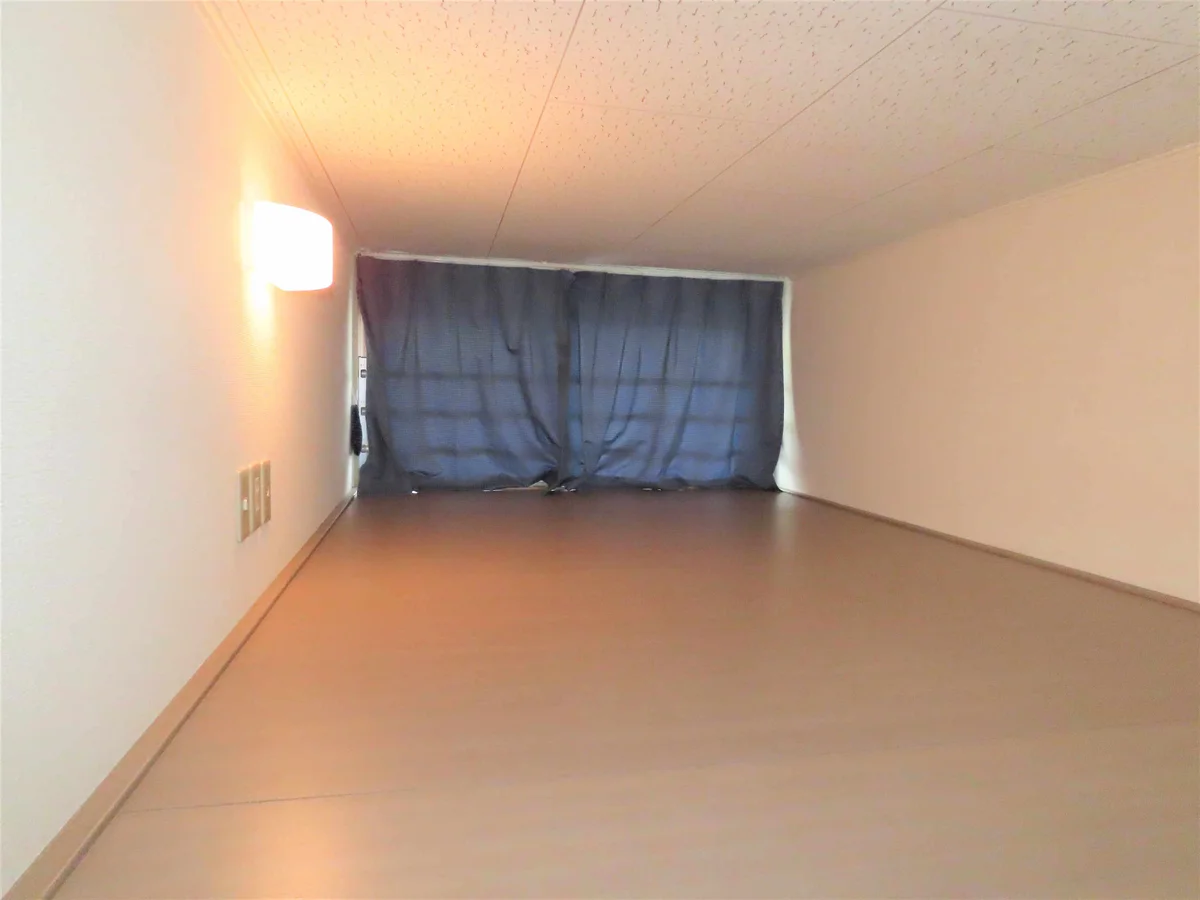 ロフトにはカーテンや電気、コンセントもあります