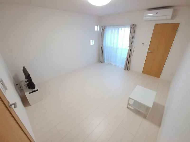 居室：101、201号室のみ小窓あり