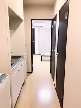 廊下の左右にキッチン、バストイレを配置しています