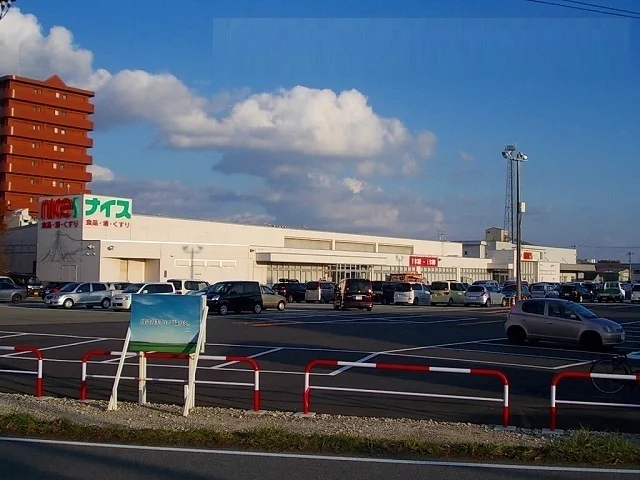 ナイス 割山店まで1000m