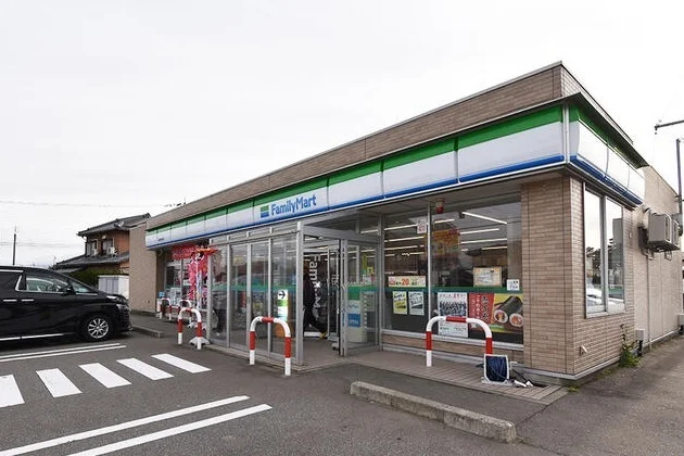 ファミリーマートまで1000m