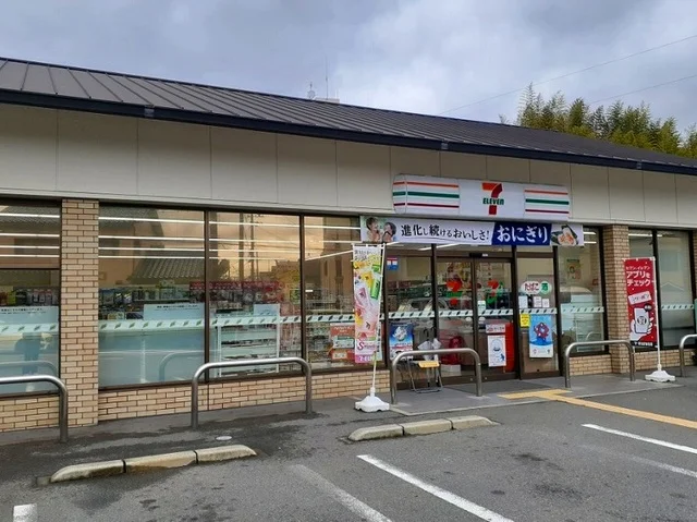 セブンイレブン桃山町和泉店まで650m