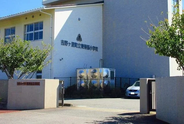 東脊振小学校まで1100m