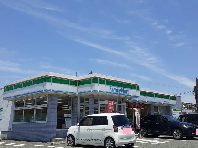 ファミリーマート鶴羽田１丁目店まで700m