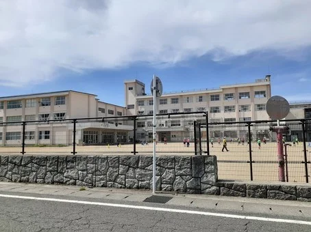 米沢市立西部小学校まで610m