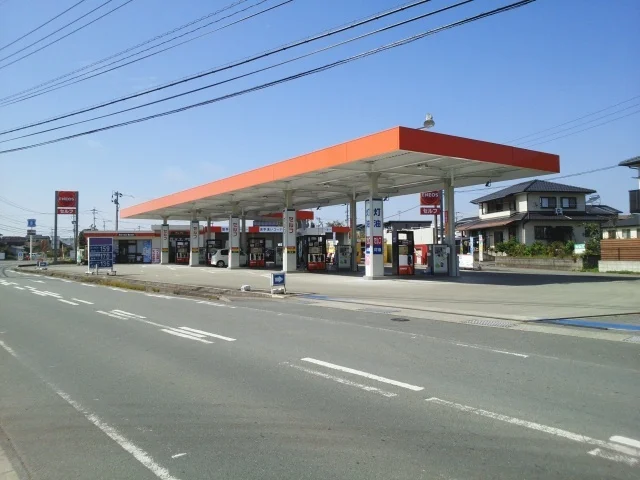 ガソリンスタンドまで180m