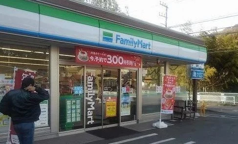 ファミリーマート葉山町店まで321m