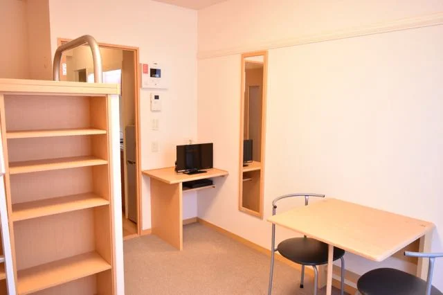 1階の床はフローリングで2・3階は、カーペットです！！