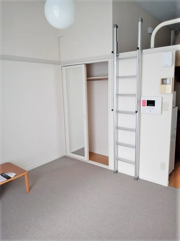 備品は部屋ごとに異なります。１Ｆはフローリング。