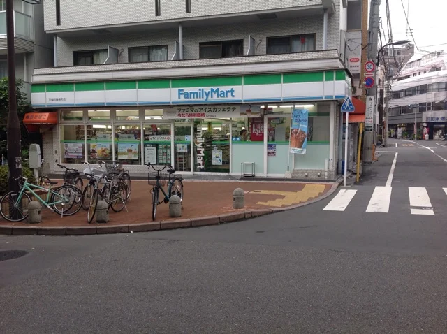 ファミリーマートまで徒歩3分