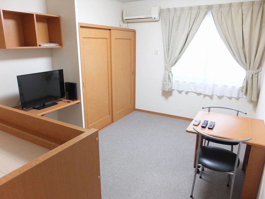 カーテンやテーブル、テレビも備え付けです