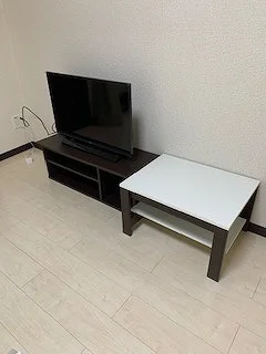 テレビ、テーブル