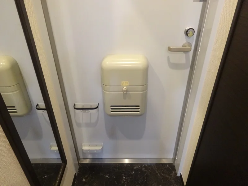 玄関は人感センサーライトで自動点灯します☆