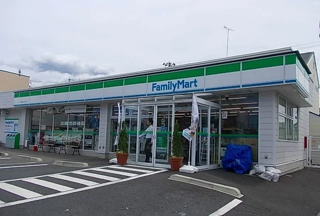 ファミリーマート根城五丁目店まで130m