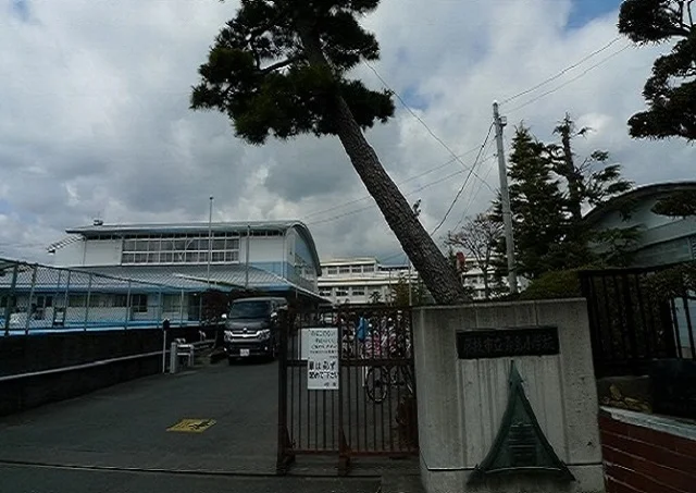 青島小学校まで150m