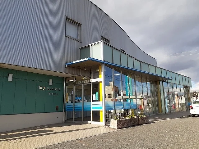 知多信用金庫美原支店まで713m