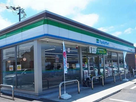 ファミリーマート富山鍋田店まで300m