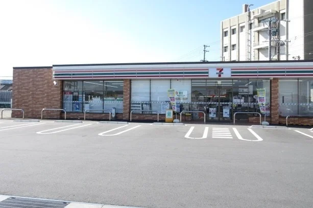 セブンイレブン松阪荒木町店まで450m