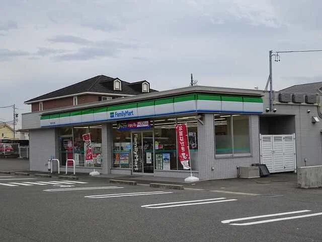 ファミリーマート桑名芳ケ崎店まで750m