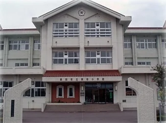 周布小学校まで1100m